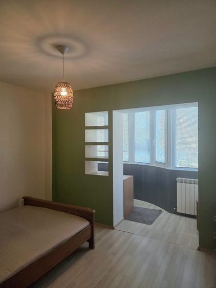 Apartament cu 3 camere semidecomandat în Plopilor