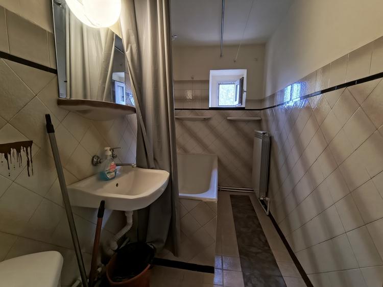 Apartament cu 3 camere decomandat, mobilat în