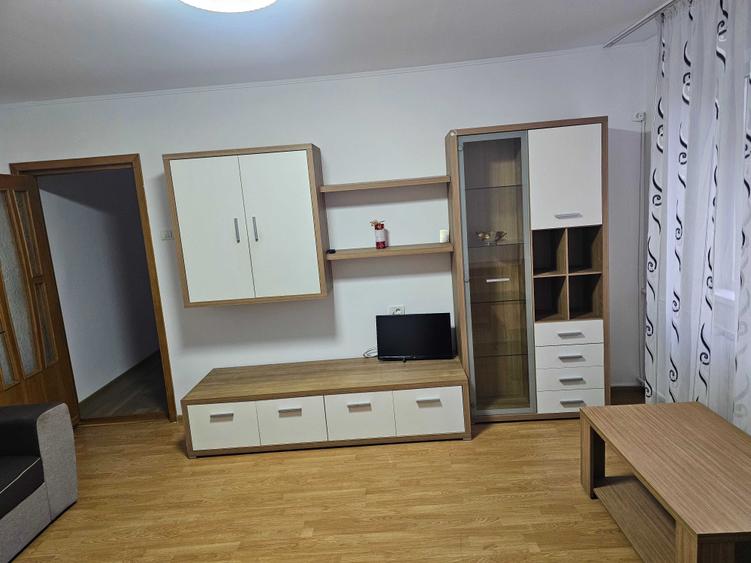 Apartament cu 3 camere semidecomandat în Casa de Cultură