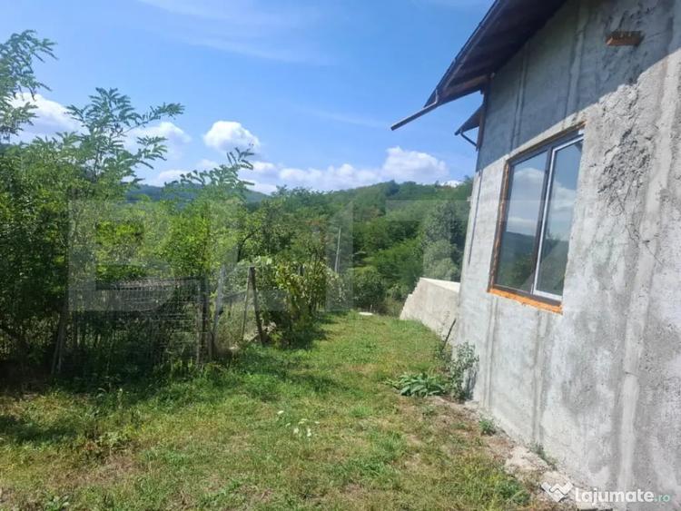 Casă cu 7 camere cu Teren 1832 Mp în Glod