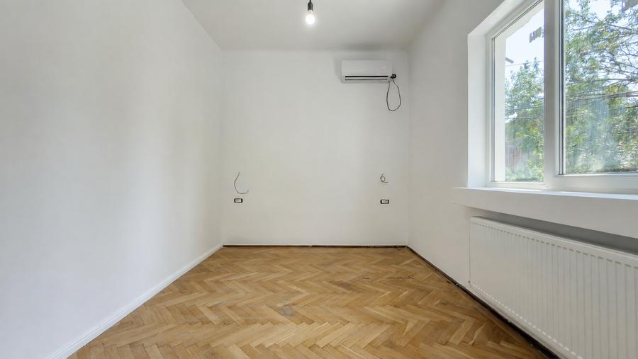 Apartament cu 5 camere decomandat în P-ța Victoriei