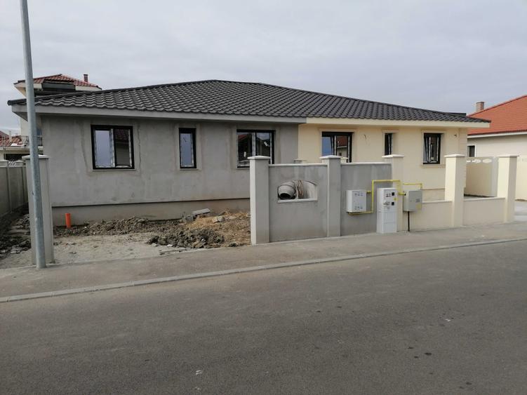 Casă cu 3 camere decomandat în Central