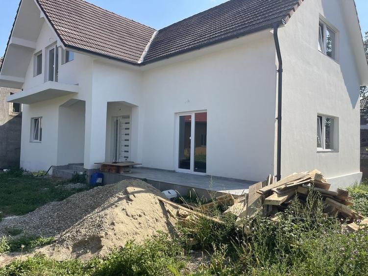 Casă cu 4 camere în Decebal