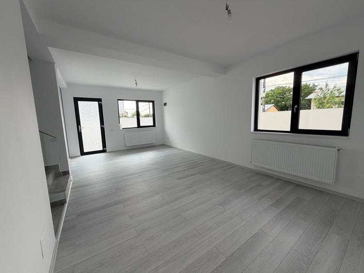Duplex cu 7 camere cu Canalizare în Popești-Leordeni