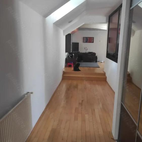 Casă cu 6 camere în Central