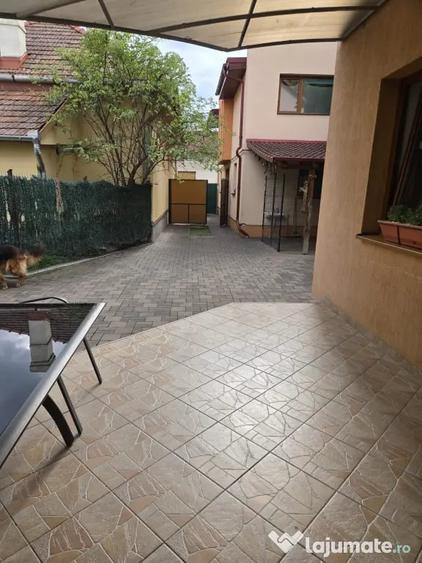 Casă cu 5 camere în Central