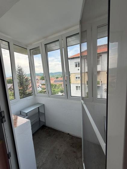 Apartament cu 3 camere semidecomandat în Vitrometan