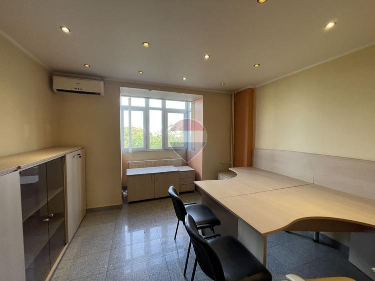 Apartament cu 4 camere semidecomandat, mobilat în P-ța Unirii