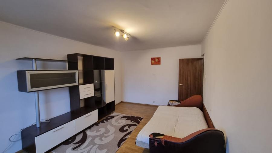 Apartament cu 3 camere decomandat în Nicolina
