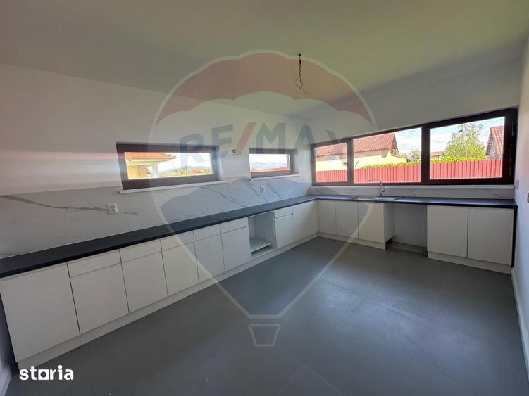 Casă cu 4 camere cu Teren 718 Mp în Central
