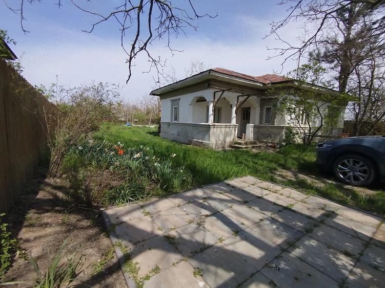 Casă cu 5 camere cu Teren 1450 Mp în Goleasca