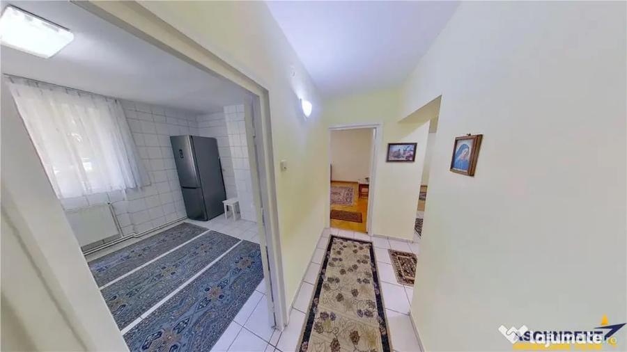 Apartament cu 3 camere decomandat în Calea București