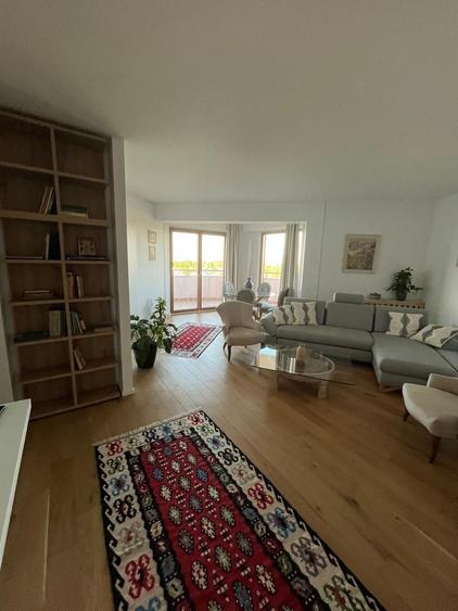 Apartament cu 3 camere semidecomandat, mobilat în P-ta Presei Libere