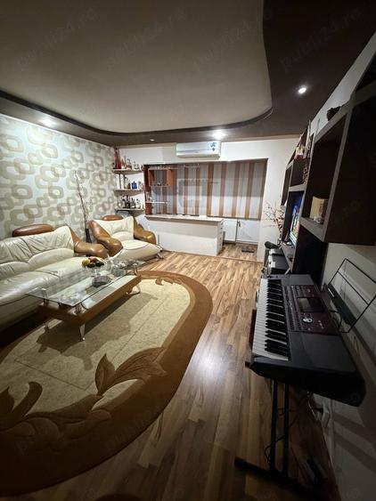 Apartament cu 4 camere decomandat în Central