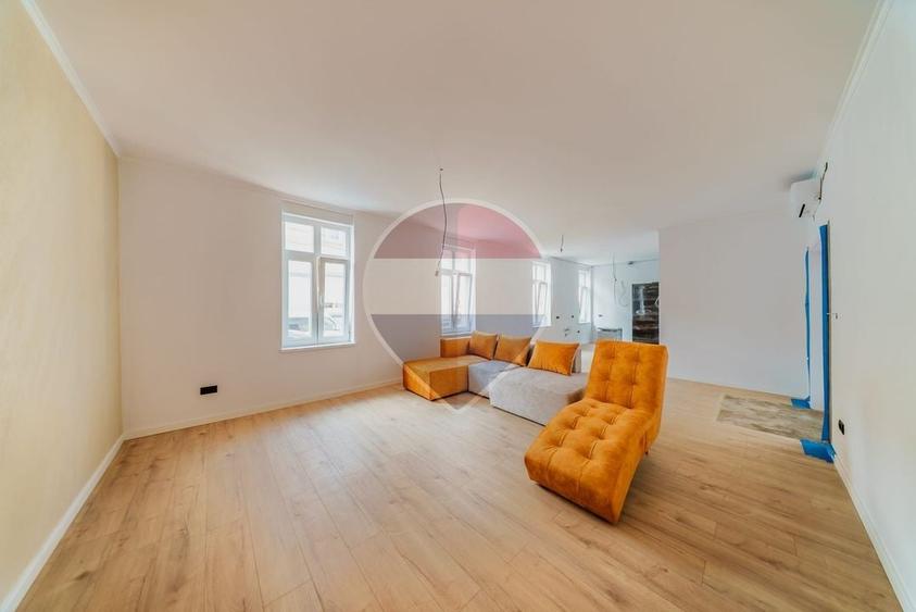 Casă individuală cu 5 camere cu Teren 403 Mp în Central