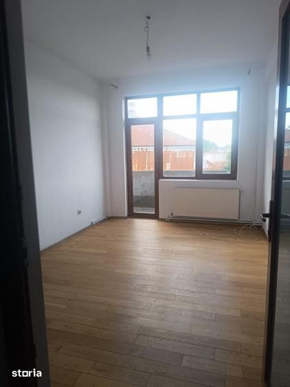 Casă cu 10 camere cu Teren 970 Mp în Calea București