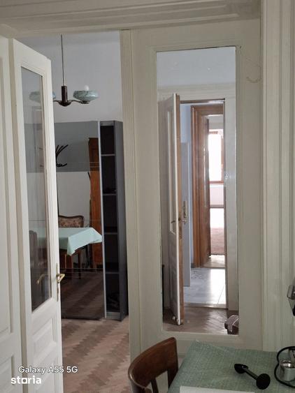Apartament cu 3 camere semidecomandat în Schei