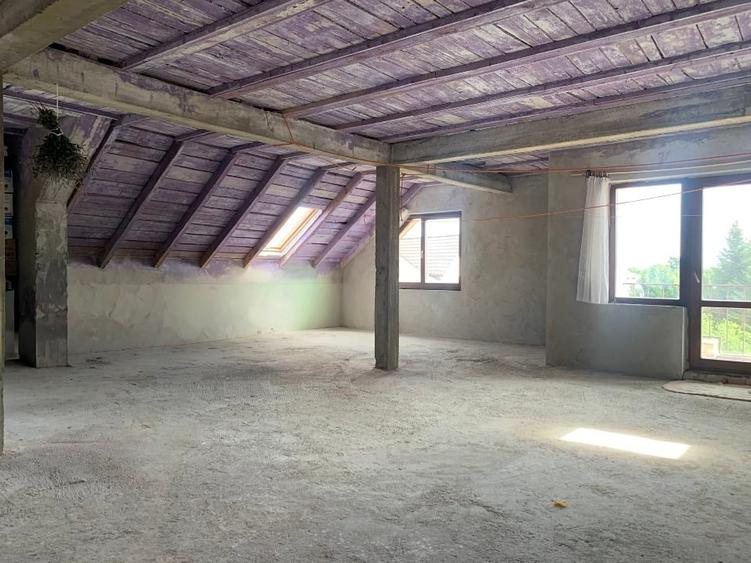 Casă individuală cu 5 camere cu Canalizare în Central