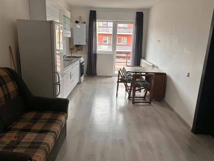 Apartament cu 2 camere semidecomandat în Sânpetru