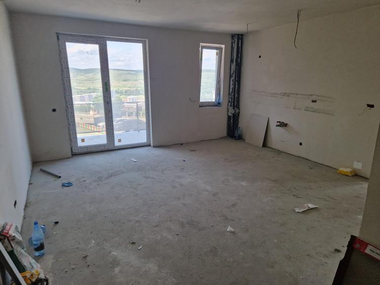 Apartament cu 3 camere semidecomandat în Florești
