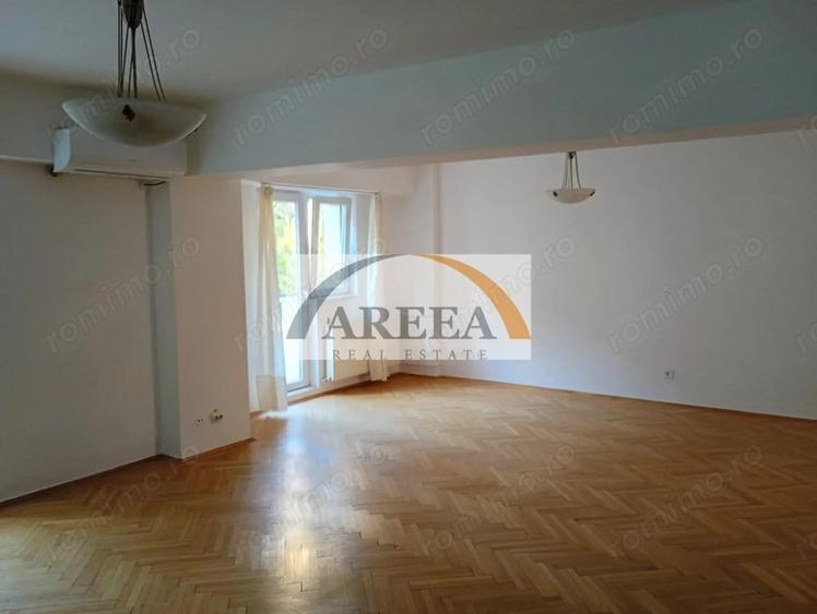 Apartament cu 4 camere semidecomandat în Universitate