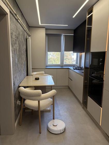 Apartament cu 3 camere decomandat în Școlilor