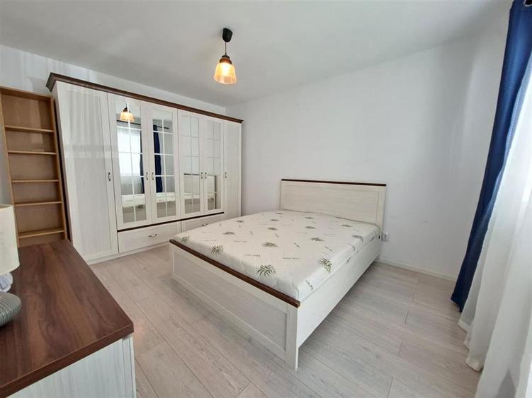 Apartament cu 3 camere decomandat, mobilat în Exterior Sud