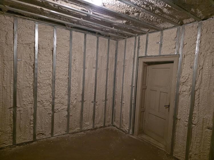 Casă cu 4 camere cu Teren 1400 Mp în Iazu