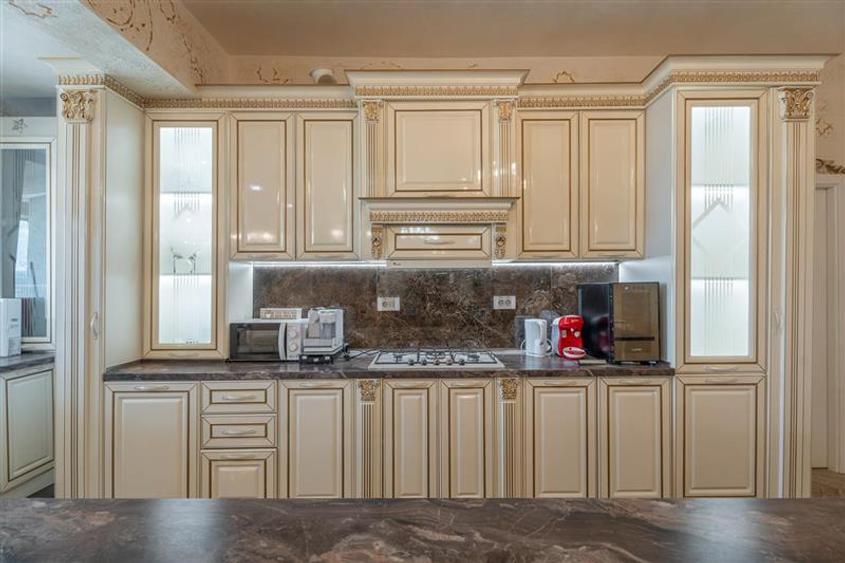 Penthouse cu 4 camere decomandat, mobilat în Central