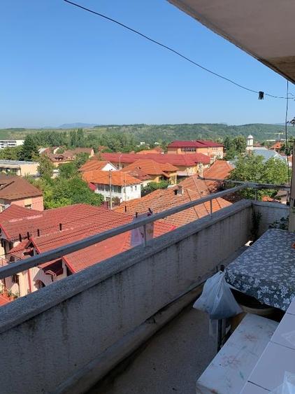 Apartament cu 3 camere semidecomandat în 1 Mai