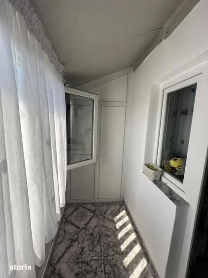 Apartament cu 3 camere decomandat în Craiovița Nouă