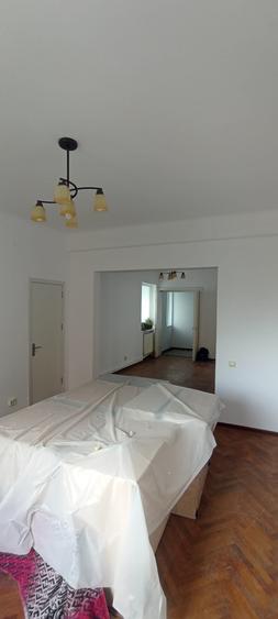 Apartament cu 3 camere semidecomandat în Tineretului