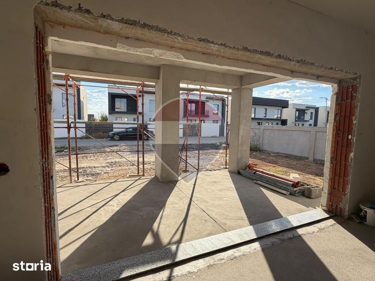 Casă cu 5 camere cu Teren 500 Mp în Malu Mare