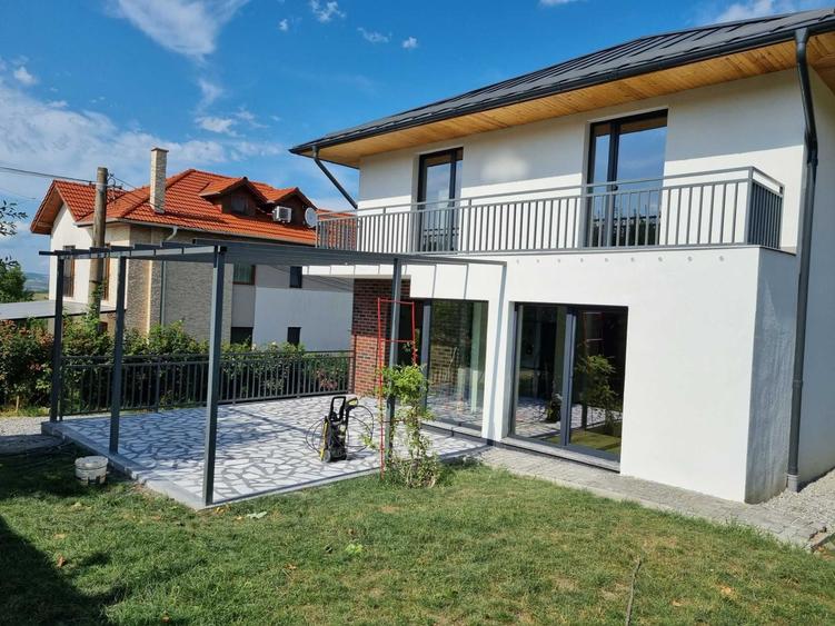 Casă cu 4 camere cu Teren 400 Mp în Dosu Bricii