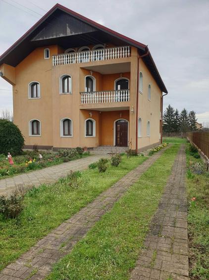 Casă cu 4 camere decomandat în Central