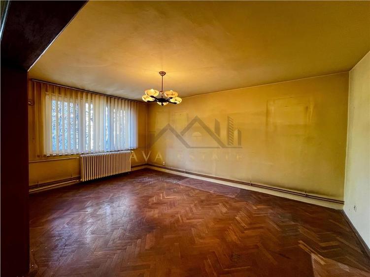 Apartament cu 4 camere semidecomandat în Punctele Cardinale