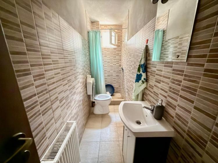Casă individuală cu 4 camere cu Canalizare în Sud-Vest