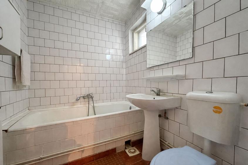 Apartament cu 3 camere semidecomandat în Dealul Cetății
