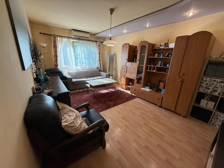 Apartament cu 3 camere decomandat, mobilat în Apusului