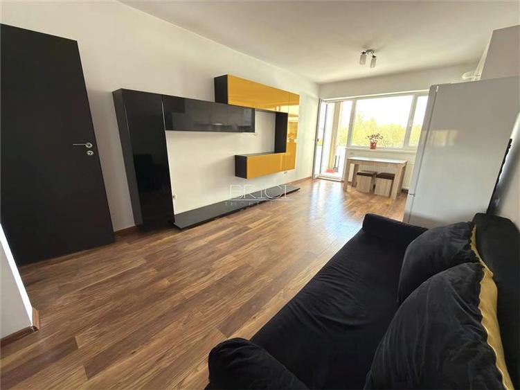 Apartament cu 2 camere semidecomandat în Tractorul