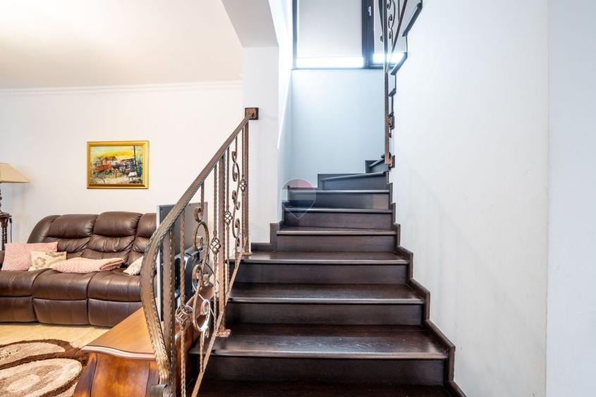 Casă individuală cu 5 camere cu Teren 1065 Mp în Rădaia