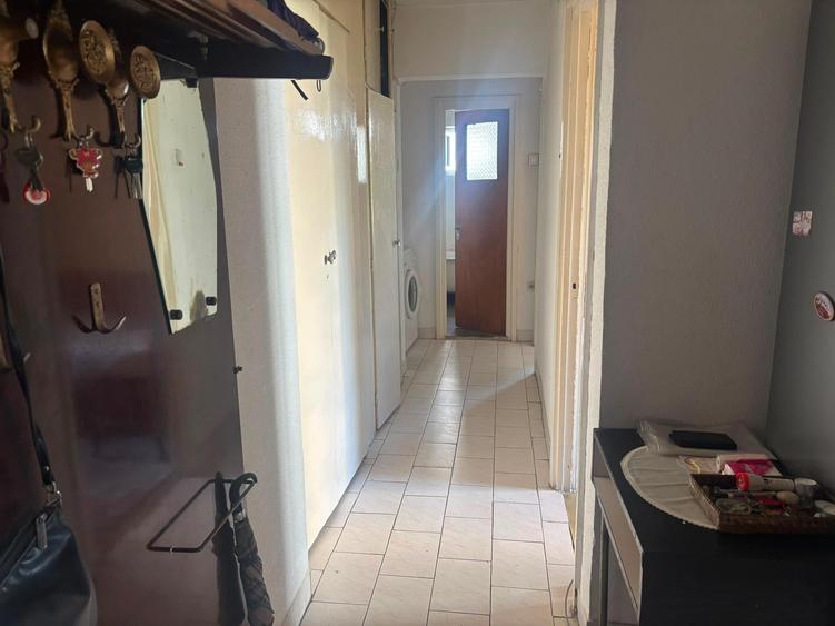 Apartament cu 3 camere decomandat în Drumul Taberei
