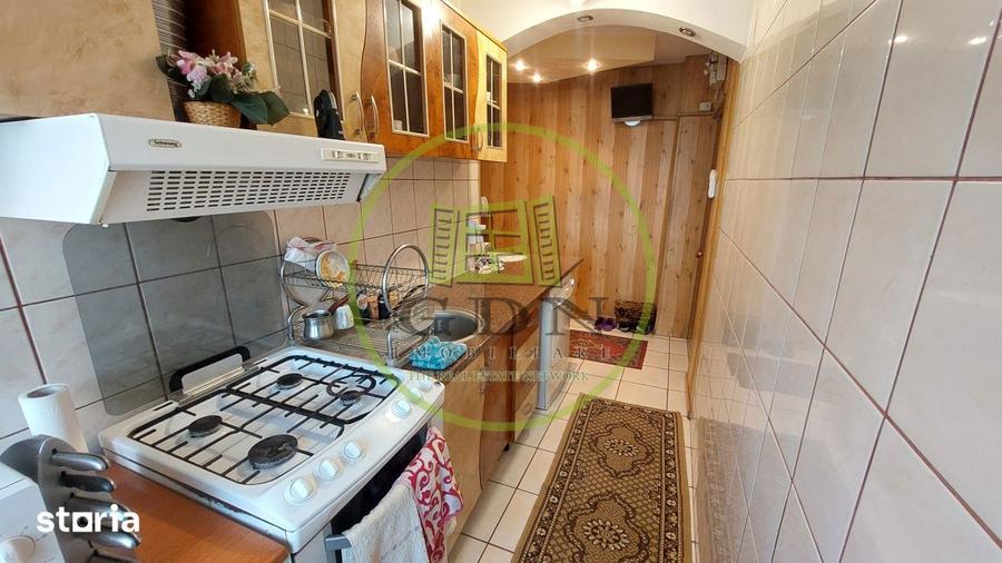 Apartament cu 3 camere semidecomandat, mobilat în Craiovița Nouă