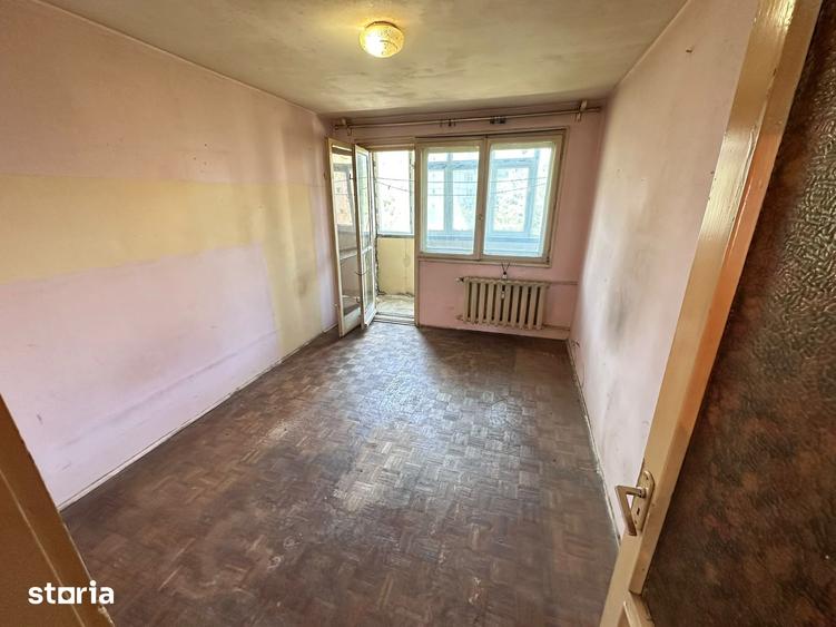 Apartament cu 3 camere semidecomandat în Crângași