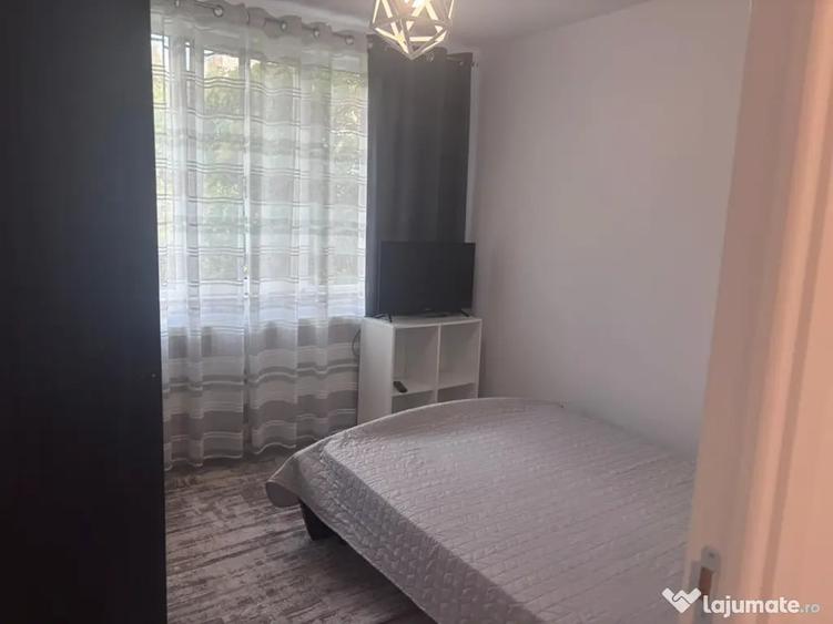 Apartament cu 3 camere semidecomandat în Central