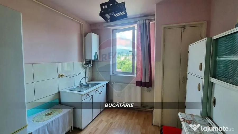 Apartament cu 3 camere semidecomandat în Central