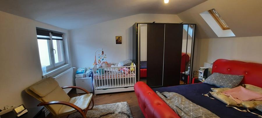 Casă individuală cu 7 camere cu Canalizare în Central