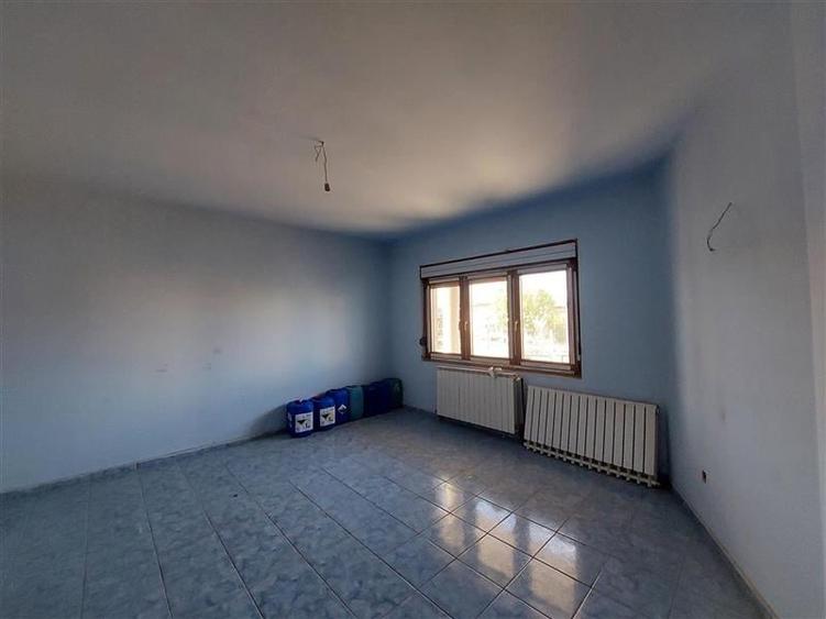 Casă individuală cu 18 camere cu Canalizare în Poltur