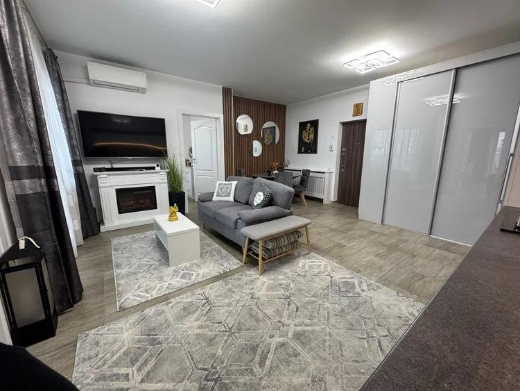 Apartament cu 3 camere semidecomandat, mobilat în Florești