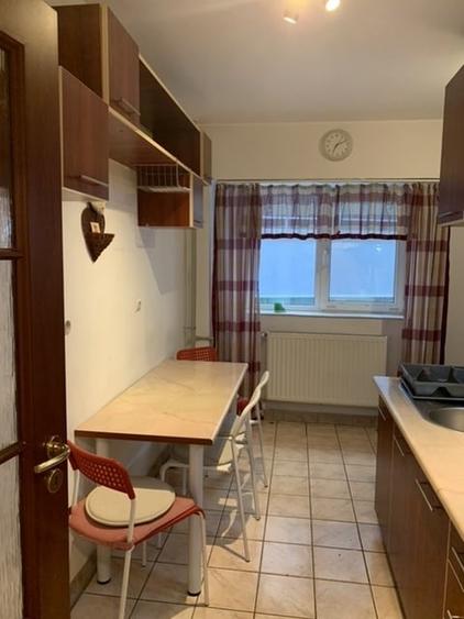 Apartament cu 3 camere decomandat, mobilat în P-ța Victoriei